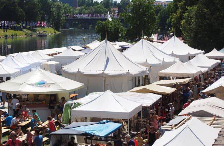 Namioty eventowe można też znaleźć w wypożyczalniach