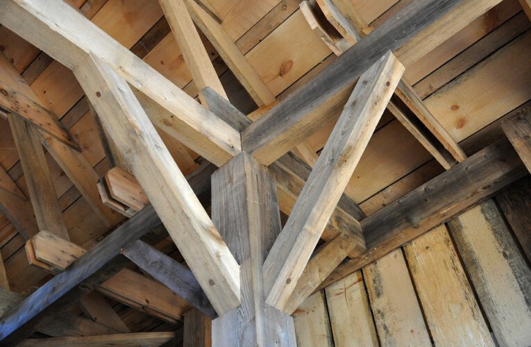 Belki drewniane klejone – czy to dobry wybór do budowy domu?