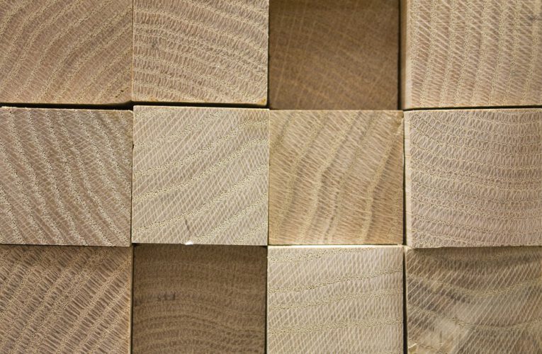 Zalety i wady belki drewnianej klejonej w porównaniu z tradycyjną belką drewnianą