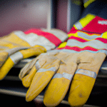 Jakie cechy powinny posiadać dobre rękawice strażackie i dlaczego są ważne?