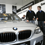 Czy istnieje jakieś szybkie i łatwe sposoby na znalezienie autoryzowanych dealerów BMW?
